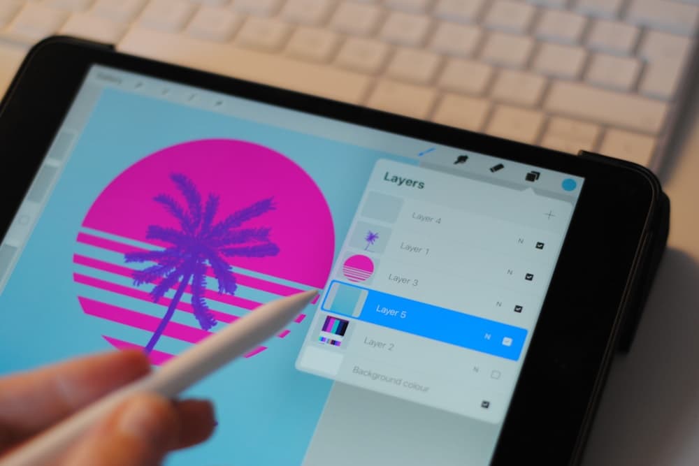 タブレット上のデジタルイラストをペンで調整している手元