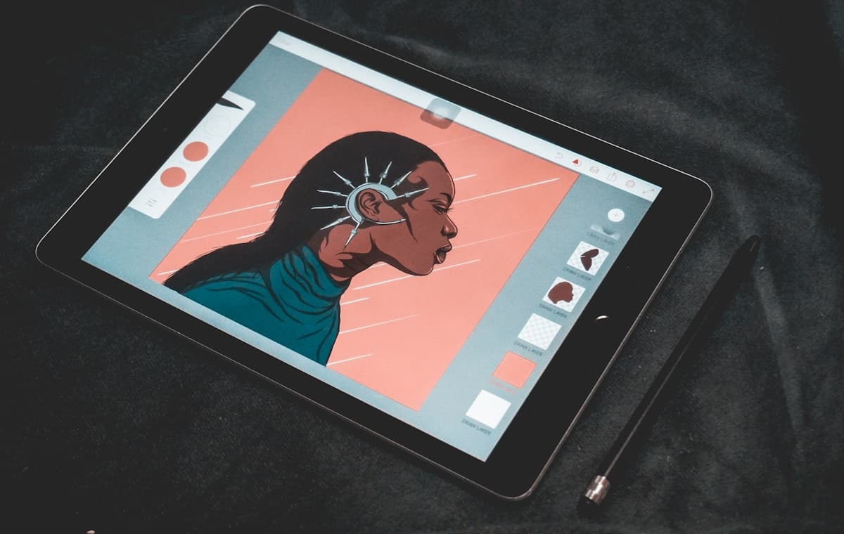 タブレットに描かれた横顔のデジタルイラスト